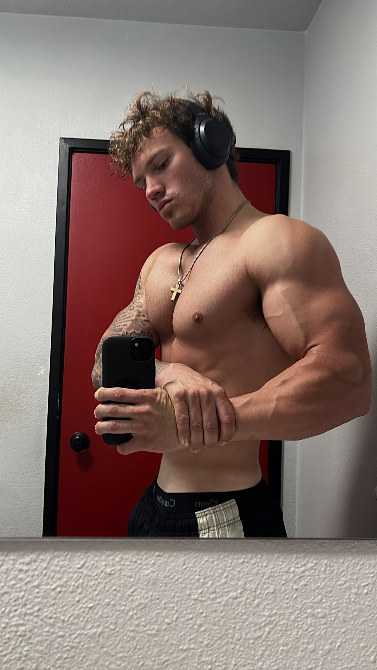 Goody, founder of Goodymotion, flexing in a mirror